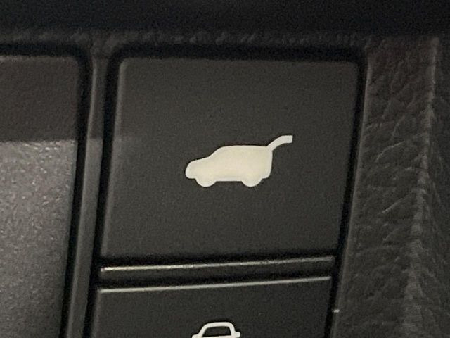 【パワーバックドア】スマートキーや運転席のボタンを押すだけでリアゲートが自動で開閉します!荷物を持っている時や、高い位置にあるバックドアを閉める際に便利な機能です♪