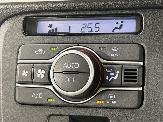 【オートエアコン】一度お好みの温度に設定すれば、車内の温度を検知し風量や温度を自動で調整。暑い&hellip;寒い&hellip;と何度もスイッチ操作をする必要はありません。快適な車内空間には必須の機能ですね♪