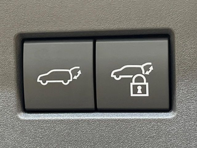 【パワーバックドア】スマートキーや運転席のボタンを押すだけでリアゲートが自動で開閉します!荷物を持っている時や、高い位置にあるバックドアを閉める際に便利な機能です♪