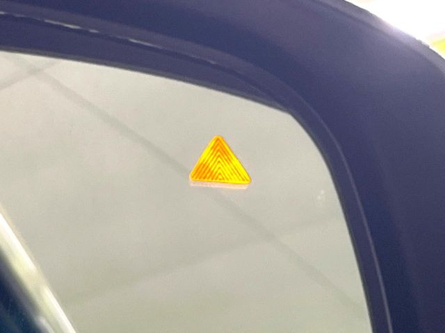 【ブラインドスポットワーニング】走行中、ドアミラーの死角になりやすい箇所に後続車が接近するとサイドミラー付近に警告を表示、ドライバーに注意喚起をしてくれます。