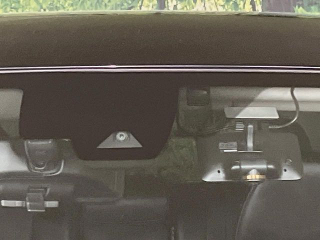 【インテリジェントエマージェンシーブレーキ】フロントカメラで前方の車両や歩行者を検知。衝突しそうな時は衝突被害軽減ブレーキが作動、衝突回避をサポート。より安全にドライブをお楽しみいただけます。