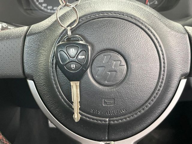 【キーレス】少し離れた場所からでもボタン一つでドアの開錠・施錠ができるのでとっても便利!ドアの鍵穴周りに傷をつけることもありません