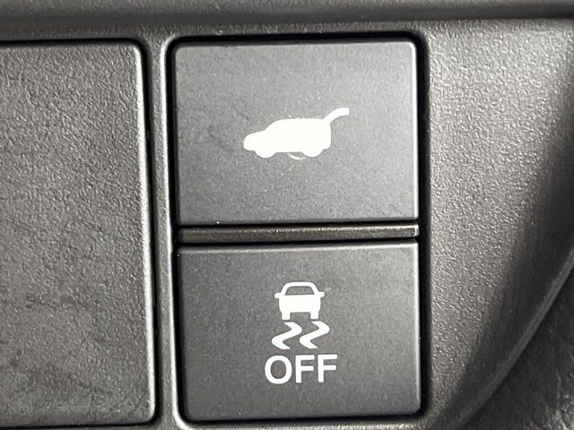 【パワーバックドア】スマートキーや運転席のボタンを押すだけでリアゲートが自動で開閉します!荷物を持っている時や、高い位置にあるバックドアを閉める際に便利な機能です♪