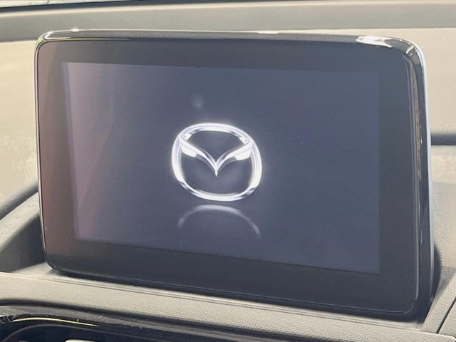 【マツダコネクトナビ】車内の雰囲気にマッチした一体型タイプのナビ。各種車輌設定やBluetooth再生等、様々な機能が楽しめます。直感的なダイヤル操作が可能で、使い勝手も良好です。