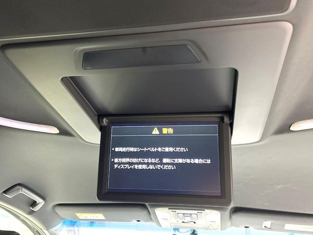 【フリップダウンモニター】大画面モニターで後席でもエンタメをお楽しみいただけます。小さなお子様にも大人気の装備です♪