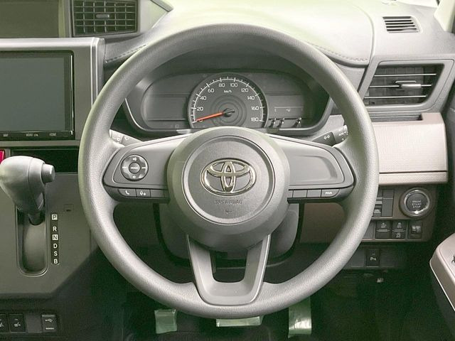 インテリアに合わせたデザインのステアリングは、運転される方のことも考え、運転しやすい形状、大きさです。是非一度、実際に触ってお確かめください。