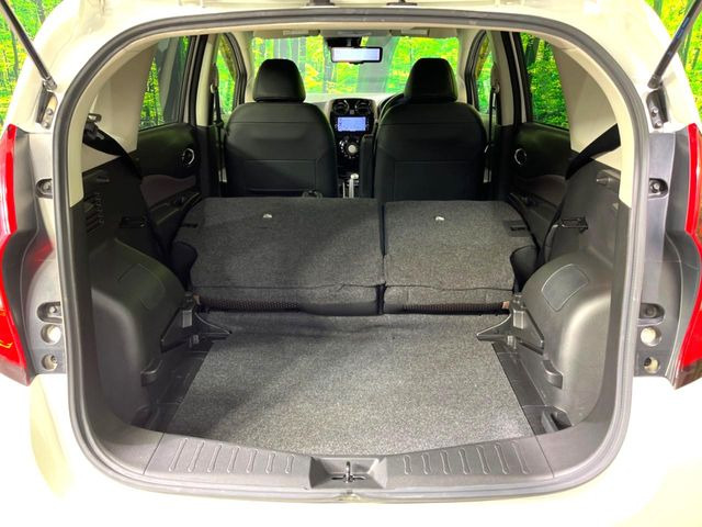 普段のお買い物や通勤、送迎等に十分な荷室スペースを確保しております。セカンドシートを倒すと、大きな荷物の積載も可能です♪