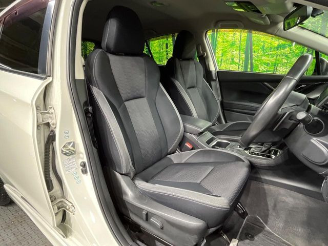 運転席まわりには十分なスペースがあり、大柄な方でもゆったり運転していただける環境です。