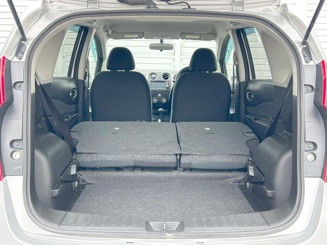 普段のお買い物や通勤、送迎等に十分な荷室スペースを確保しております。セカンドシートを倒すと、大きな荷物の積載も可能です♪