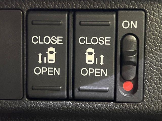 【両側パワースライドドア】スマートキーや運転席のスイッチで後席両側スライドドアの開閉が可能♪電動だから力を入れてドアを開ける必要が無く、小さなお子様でも簡単に開け閉めでき快適です♪