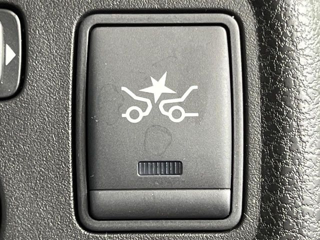 【エマージェンシーブレーキ】走行中に前方の車両等を認識し、衝突しそうな時は警報とブレーキで衝突回避と被害軽減をアシスト。より安全にドライブをお楽しみいただけます。