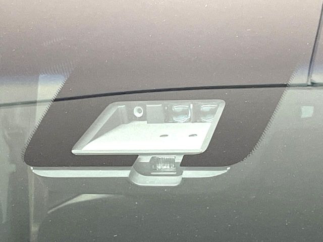 【三菱e-Assist】走行中に前方の車両等を認識し、衝突しそうな時は警報とブレーキで衝突回避と被害軽減をアシスト。より安全にドライブをお楽しみいただけます。