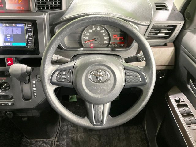 インテリアに合わせたデザインのステアリングは、運転される方のことも考え、運転しやすい形状、大きさです。是非一度、実際に触ってお確かめください。