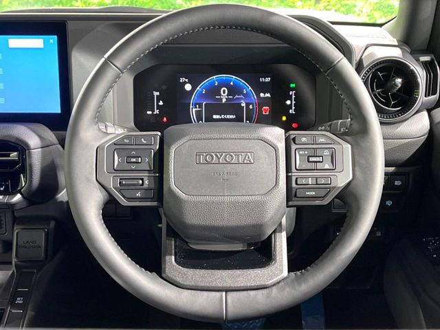 �C���e���A�ɍ��킹���f�U�C���̃X�e�A�����O�́A�^�]�������̂��Ƃ��l���A�^�]���₷���`��A�傫���ł��B�����x�A���ۂɐG���Ă��m���߂��������B