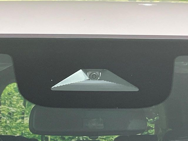 【ホンダセンシング】走行中に前方の車両等を認識し、衝突しそうな時は警報とブレーキで衝突回避と被害軽減をアシスト。より安全にドライブをお楽しみいただけます。