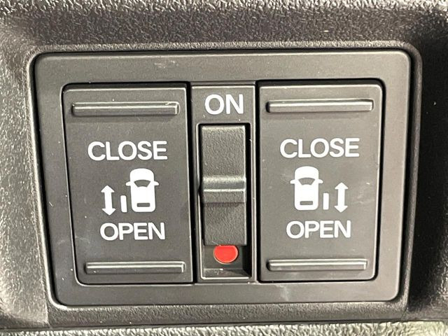 【両側パワースライドドア】スマートキーや運転席のスイッチで後席両側スライドドアの開閉が可能♪電動だから力を入れてドアを開ける必要が無く、小さなお子様でも簡単に開け閉めでき快適です♪