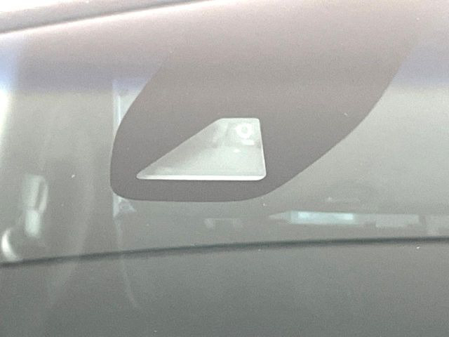 【ホンダセンシング】走行中に前方の車両等を認識し、衝突しそうな時は警報とブレーキで衝突回避と被害軽減をアシスト。より安全にドライブをお楽しみいただけます。