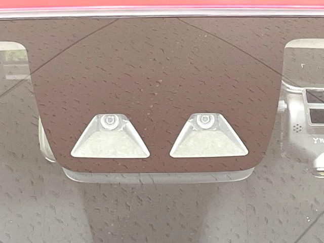 【スマートアシスト】走行中に前方の車両等を認識し、衝突しそうな時は警報とブレーキで衝突回避と被害軽減をアシスト。より安全にドライブをお楽しみいただけます。