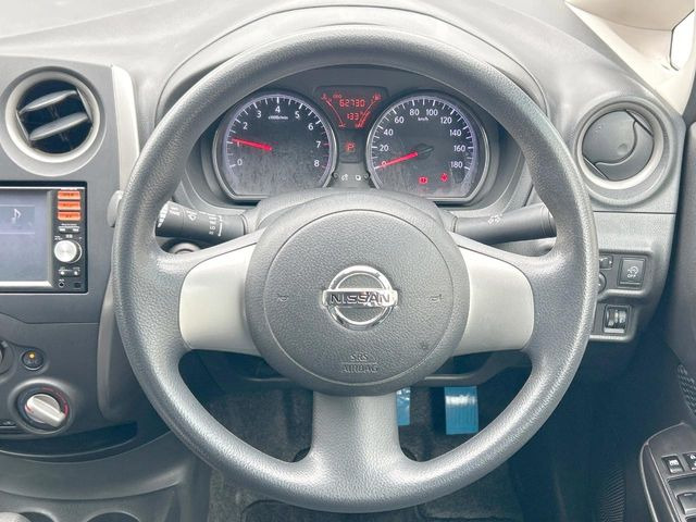 インテリアに合わせたデザインのステアリングは、運転される方のことも考え、運転しやすい形状、大きさです。是非一度、実際に触ってお確かめください。