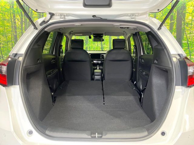 後席を格納すると、これだけの広さが!シーンに合わせたシートアレンジで、大きな荷物も積むことが出来ます♪