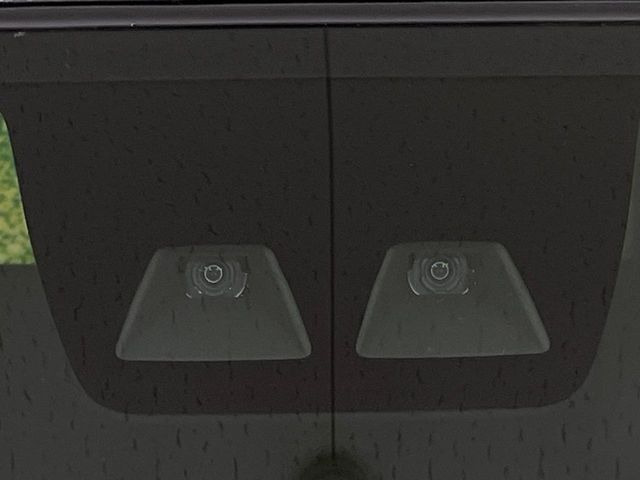 【スマートアシスト】走行中に前方の車両等を認識し、衝突しそうな時は警報とブレーキで衝突回避と被害軽減をアシスト。より安全にドライブをお楽しみいただけます。