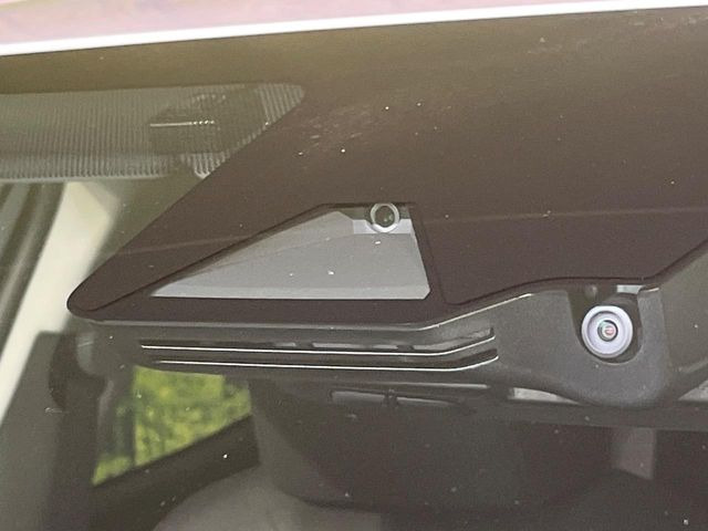 【プリクラッシュセーフティ】前方の車両等を検知し、衝突しそうな時は警報で注意を促し、ブレーキを踏む力をサポート。ブレーキを踏めなかった場合は衝突被害軽減ブレーキが作動、衝突回避をサポートします。