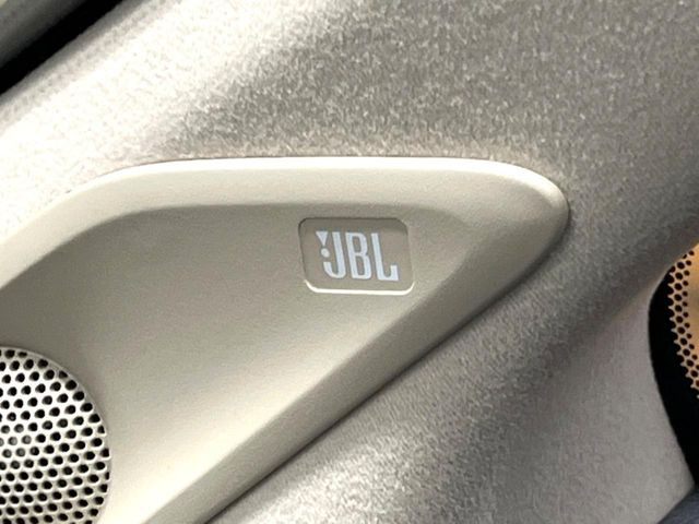 【JBLサウンドシステム】メーカーオプションの高品位サウンドシステムを搭載。専用のチューニングが施された大小様々なスピーカーから良質なサウンドが奏でられ、臨場感あふれる音響空間を演出します。