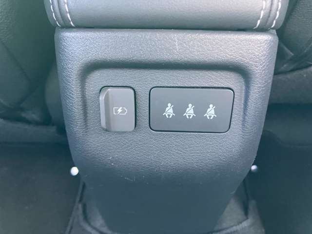 �㕔���Ȃɂ�USB�\�P�b�g������̂ŉ��K�ł���