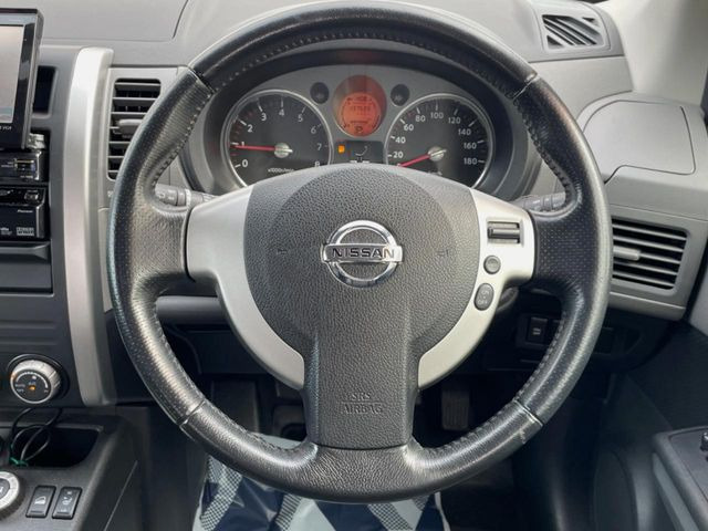インテリアに合わせたデザインのステアリングは、運転される方のことも考え、運転しやすい形状、大きさです。是非一度、実際に触ってお確かめください。