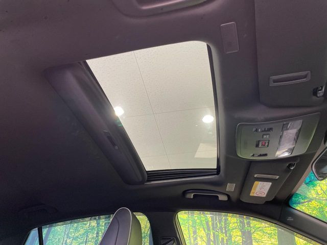 【サンルーフ】開放感たっぷりの希少装備、サンルーフが装着されています!車内に明かりを取り入れたり景色を楽しむ以外にも、車内の空気も簡単に換気できて快適です!