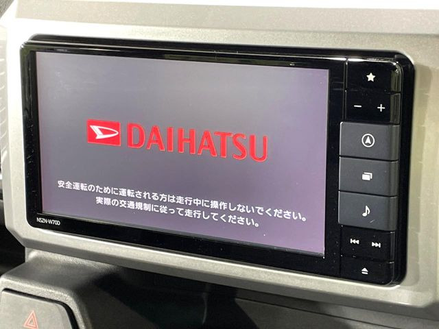 【純正ナビ】人気の純正ナビを装備しております。ナビの使いやすさはもちろん、オーディオ機能も充実!キャンプや旅行はもちろん、通勤や買い物など普段のドライブも楽しくなるはず♪