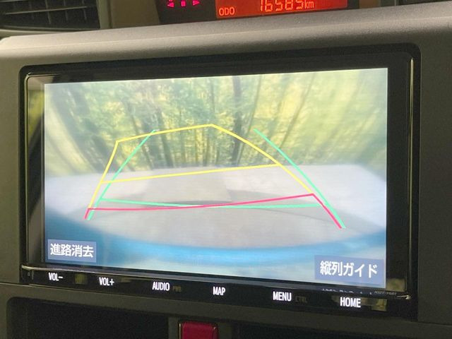 【バックカメラ】駐車時に後方がリアルタイム映像で確認できます。大型商業施設や立体駐車場での駐車時や、夜間のバック時に大活躍!運転スキルに関わらず、今や必須となった装備のひとつです!