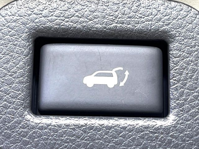 【パワーバックドア】スマートキーや運転席のボタンを押すだけでリアゲートが自動で開閉します!荷物を持っている時や、高い位置にあるバックドアを閉める際に便利な機能です♪
