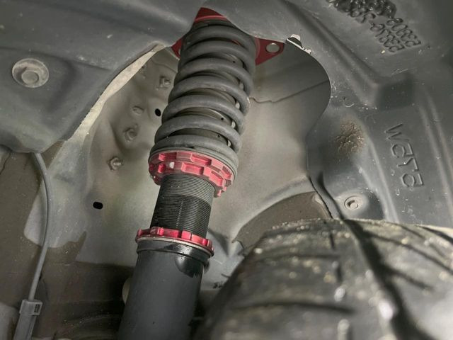 【車高調】車高が低くなり、スタイリッシュな見た目となっております。車両の重心が下がる事で、走行時の安定性も向上します♪