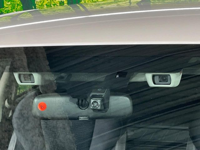 【アイサイトVer2】前方の車両等を検知し、衝突しそうな時は警報で注意を促し、ブレーキを踏む力をサポート。ブレーキを踏めなかった場合は衝突被害軽減ブレーキが作動、衝突回避をサポートします。