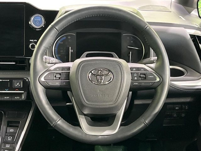 �C���e���A�ɍ��킹���f�U�C���̃X�e�A�����O�́A�^�]�������̂��Ƃ��l���A�^�]���₷���`��A�傫���ł��B�����x�A���ۂɐG���Ă��m���߂��������B