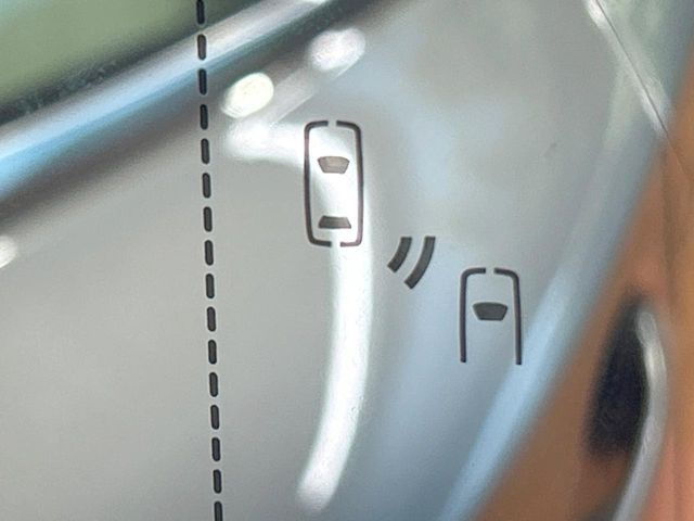 【ブラインドスポットモニター】走行中、ドアミラーの死角になりやすい箇所に後続車が接近するとサイドミラーのレンズに警告を表示!ドライバーに注意喚起をしてくれます。