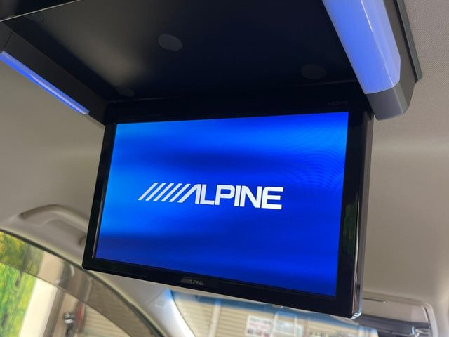 【フリップダウンモニター】大画面モニターで後席でもエンタメをお楽しみいただけます。小さなお子様にも大人気の装備です♪