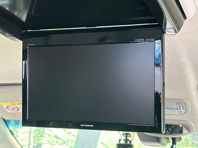 【フリップダウンモニター】大画面モニターで後席でもエンタメをお楽しみいただけます。小さなお子様にも大人気の装備です♪