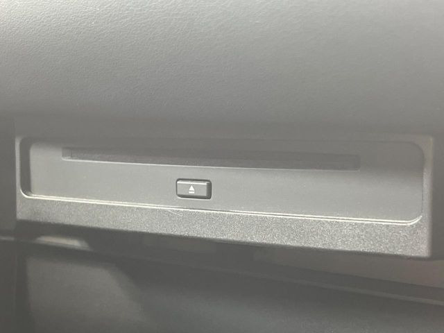 【CD/DVDデッキ】オプションのCD/DVDデッキを搭載。ディスプレイオーディオでエンタメをお楽しみいただけます。