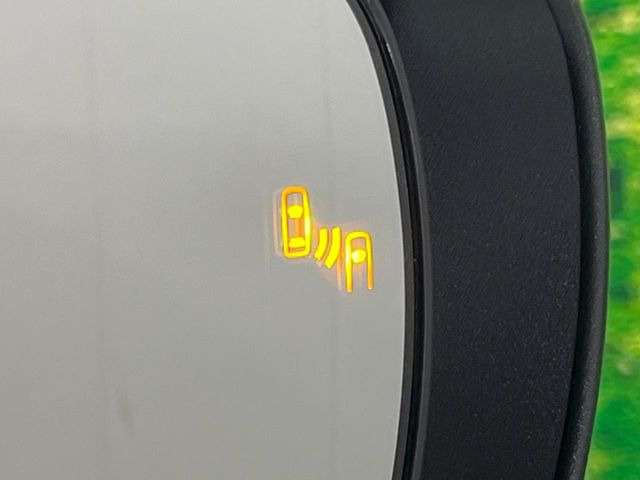 【リヤクロストラフィックアラート(RCTA)】駐車スペースから出る時に後方を横切ろうと接近してくる車両を検知しお知らせします。ショッピングモールなど大型商業施設の混雑した駐車場でも安心ですね♪
