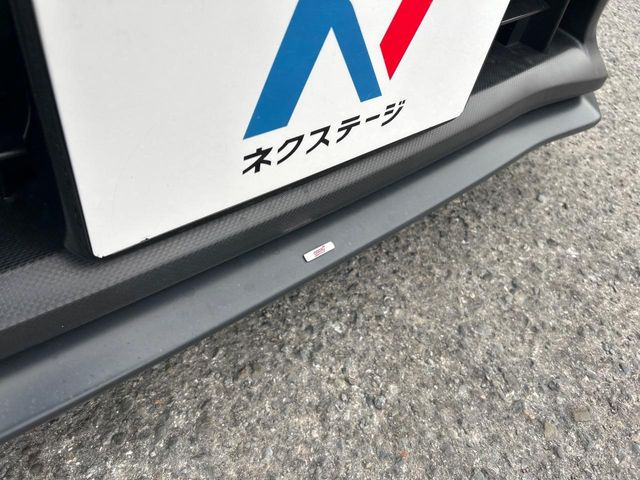 【STIパフォーマンスパッケージ】フロント・サイド・リアをSTIのエアロで統一。外観のスポーティーさを際立たせてくれるだけでなく、高速走行時の空力バランスを最適化してくれます。