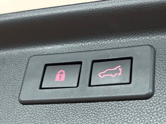 【パワーバックドア】スマートキーや運転席のボタンを押すだけでリアゲートが自動で開閉します!荷物を持っている時や、高い位置にあるバックドアを閉める際に便利な機能です♪