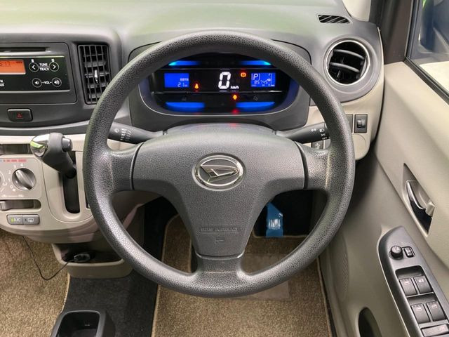 インテリアに合わせたデザインのステアリングは、運転される方のことも考え、運転しやすい形状、大きさです。是非一度、実際に触ってお確かめください。