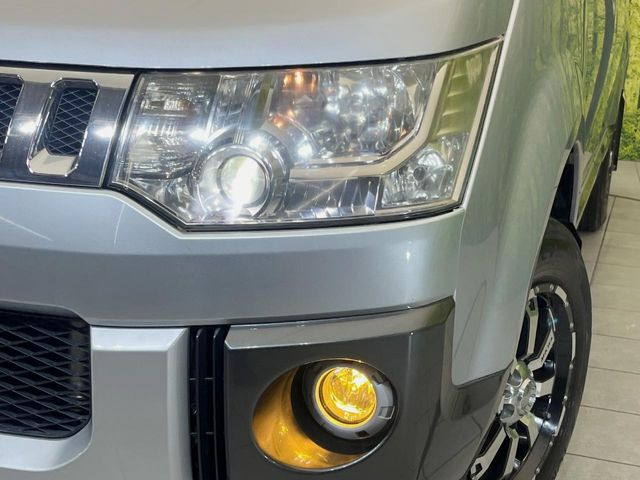 【HIDヘッドライト】非常に明るく前方を照らしてくれるので、悪天候や夜間の走行時も視界良好で安心してお乗りいただけます。