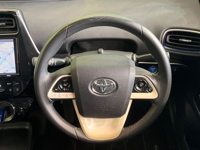 インテリアに合わせたデザインのステアリングは、運転される方のことも考え、運転しやすい形状、大きさです。是非一度、実際に触ってお確かめください。