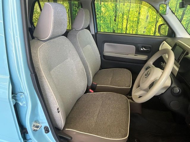 運転席シート廻りは使用感も少なく、良好な状態となっています。前オーナー様が丁寧に使っていたことがよくわかりますね。