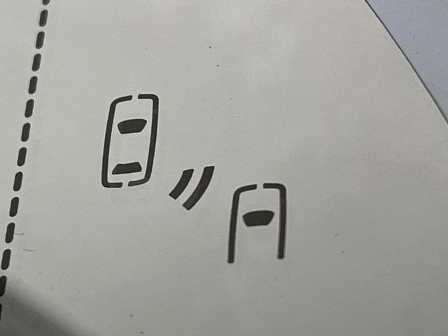 【ブラインドスポットモニター】走行中、ドアミラーの死角になりやすい箇所に後続車が接近するとサイドミラーのレンズに警告を表示!ドライバーに注意喚起をしてくれます。