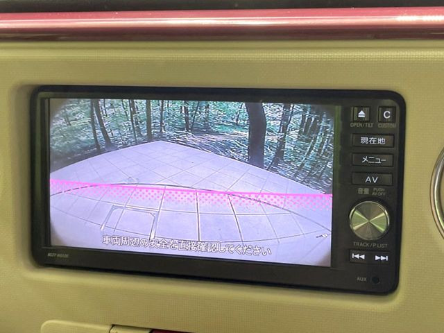 【バックカメラ】駐車時に後方がリアルタイム映像で確認できます。大型商業施設や立体駐車場での駐車時や、夜間のバック時に大活躍!運転スキルに関わらず、今や必須となった装備のひとつです!