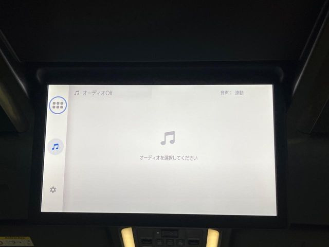 【14型有機ELフリップダウン】三列目からでも迫力のエンタメが観れる大画面フリップダウン。有機ELのモニターでは、一般的なフリップダウンよりも高コントラストでキレイな映像を楽しめます。